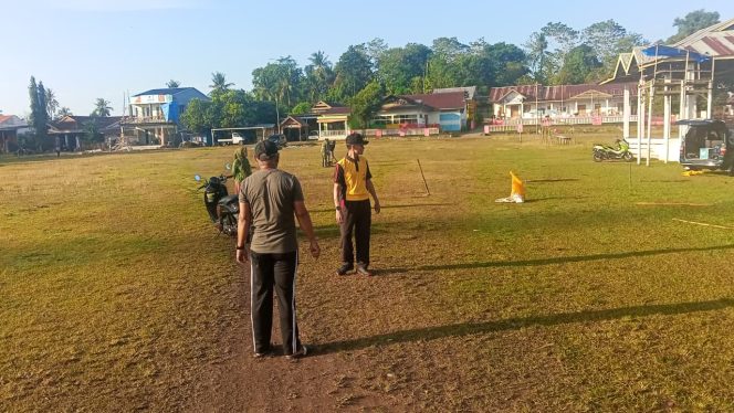 
 Polsek Mare Polres Bone Bareng Warga Kerja Bakti Bersihkan Lapangan Mare