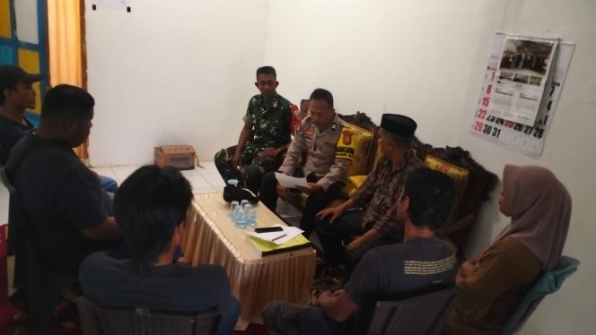 
 Pererat Silaturahmi dengan Masyarakat, Bhabinkamtibmas Polsek Mare Polres Bone Sambang Rumah Warga