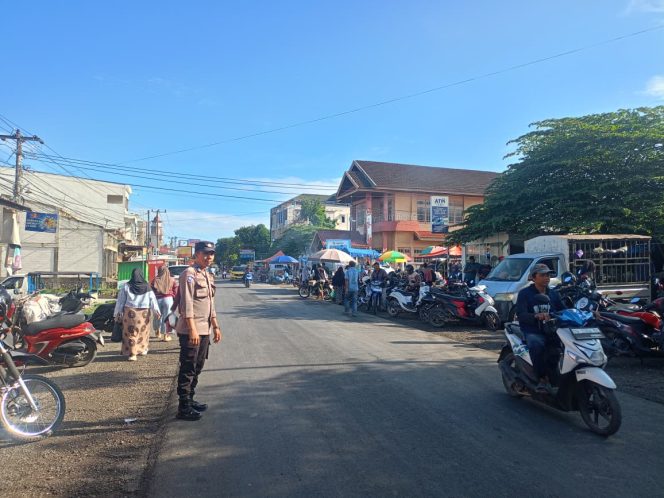 
 Polsek Awangpone Laksanakan Pengamanan dan Pengaturan Arus Lalu Lintas di Pasar Paccing