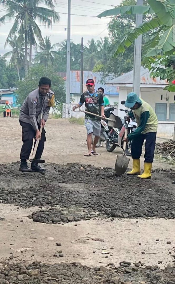 
 ‎Bhabinkamtibmas Aipda Junaid Bantu Warga Perbaikan Jalan Desa