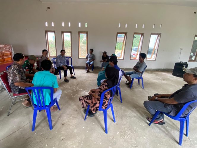 
 Bhabinkamtibmas Polsek Awangpone Laksanakan Sambang dan DDS di Desa Carebbu