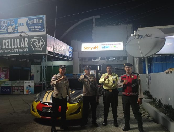 
 Personil Polsek Awangpone Laksanakan Patroli Biru Pantau Situasi Kamtibmas Malam Hari