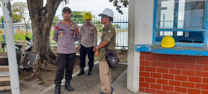 
 Pantau Pengerjaan Dermaga, Kapolsek Turun Langsung Ke Lokasi