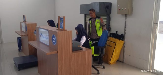 
 Polsek Awangpone Pantau Pesawat ATR Fly Jaya menuju Bandara Makassar Awal Bulan Mei 2026