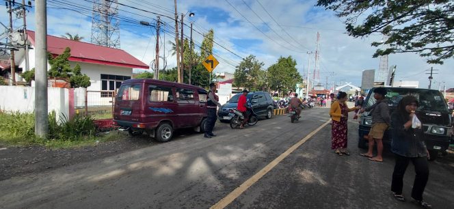
 Personil Polsek Ajangale Laksanakan Gatur Lalin di Pasar Tradisional Pompanua