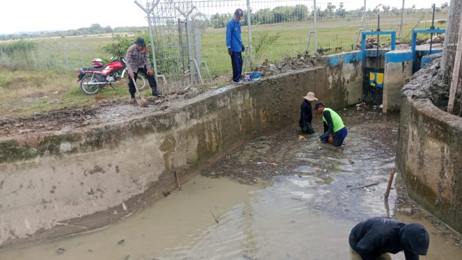 
 Bhabinkamtibmas Polsek Awangpone Bersama Dinas Pengairan Dan Masyarakat Laksanakan Kerja Bakti Pembersihan Irigasi