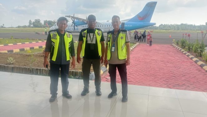 
 Polsek Awangpone Pantau Pesawat ATR Fly Jaya menuju Bandara Kendari Minggu Pertama Mei 2026