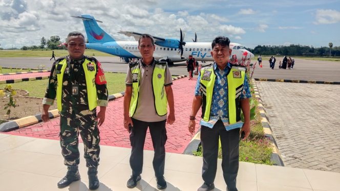 
 Polsek Awangpone Pantau Pesawat ATR Fly Jaya menuju Bandara Makassar Minggu Pertama Mei 2026