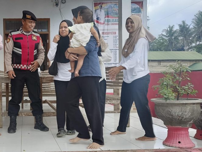 
 ‎Melalui Sambangi, Kanit Sabhara Polsek Palakka Jalin Komunikasi Baik dengan Masyarakat