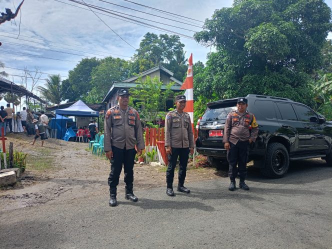 
 Personil Polsek Awangpone Amankan Kegiatan Penanaman Padi Optimasi Lahan Rawa di Kelurahan Macope
