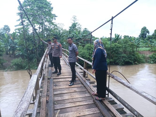 
 ‎Kapolsek Palakka Bersama Camat Palakka Lakukan Patroli Pasca Hujan Deras di Wilayah Hukum Polsek Palakka  ‎