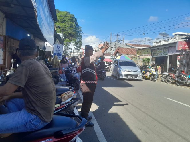
 Kanit samapta Polsek Ulaweng Lakukan Pengaturan di Pasar Tradisional