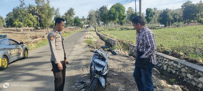 
 Polsek Ulaweng Datangi dan Tangani TKP Laka Lantas Sepeda Motor