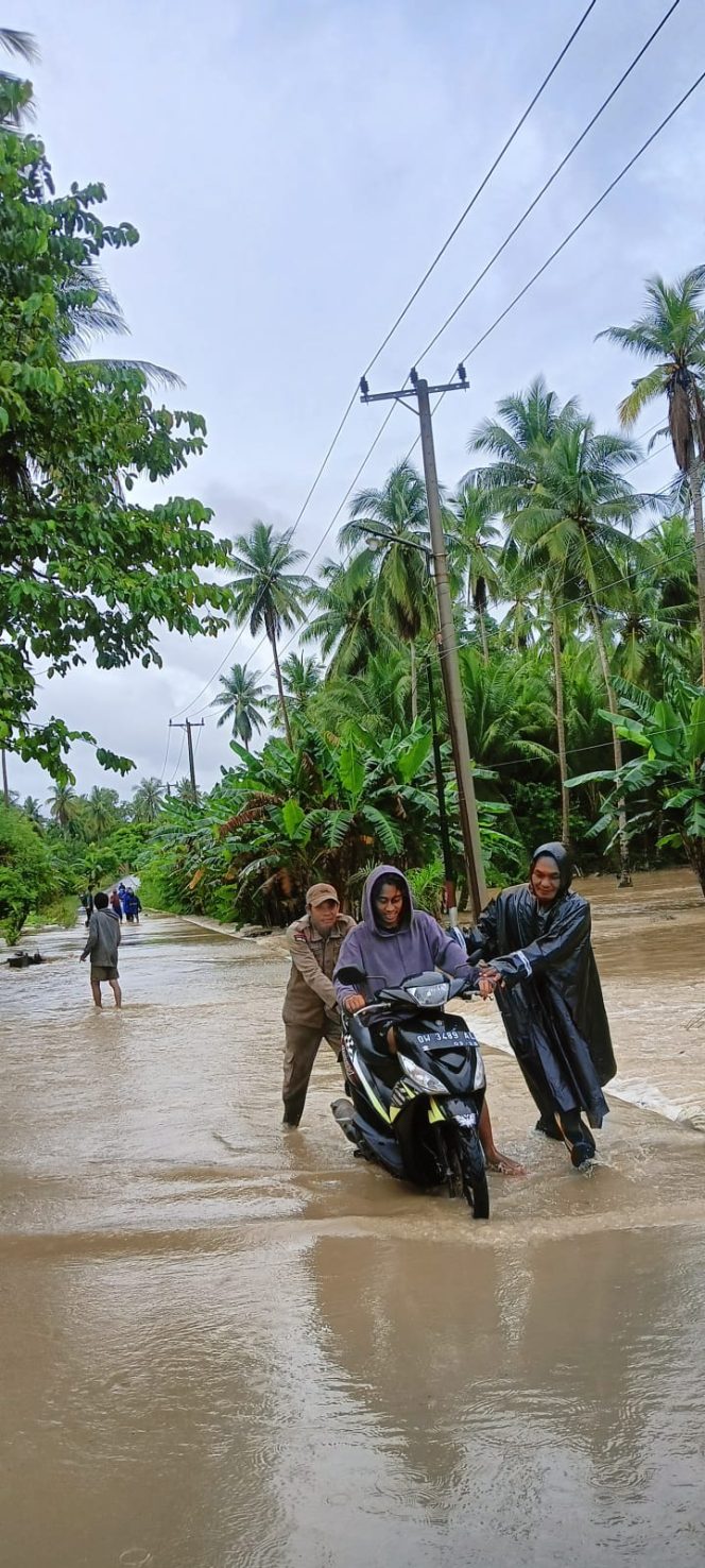 
 Polsek Awangpone Laksanakan Pemantauan Wilayah Terdampak Banjir di Desa Carigading