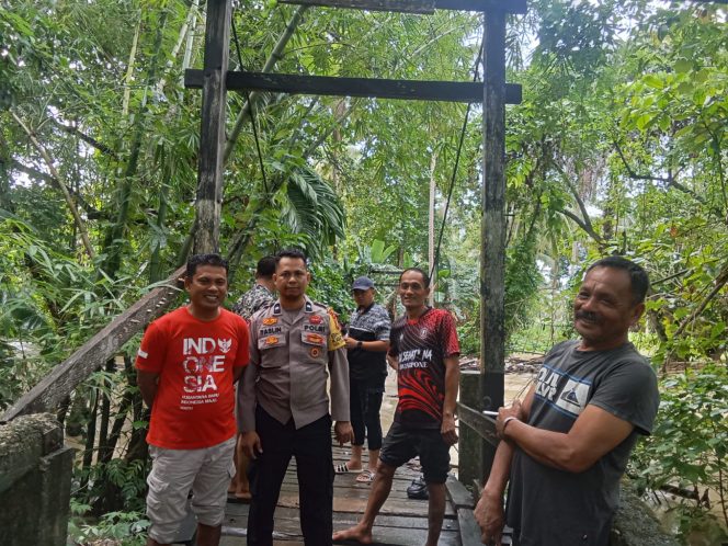 
 Polsek Awangpone Lakukan Pemantauan Daerah Rawan Banjir Dusun Polewali Desa Matuju