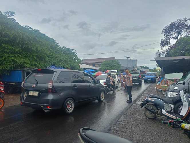 
 Polsek Awangpone Laksanakan Patroli dan Pengamanan Pasar Paccing Antisipasi Jalan Licin Akibat Curah Hujan Tinggi