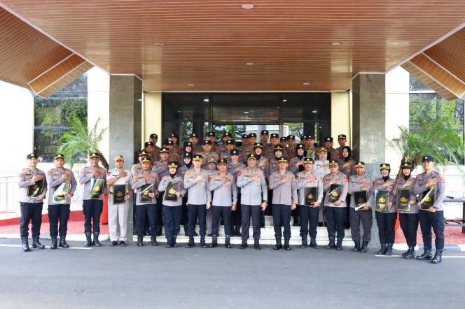 
 Wujud Apresiasi Kinerja, Kapolda Sulsel Berikan Penghargaan kepada Personel Berprestasi
