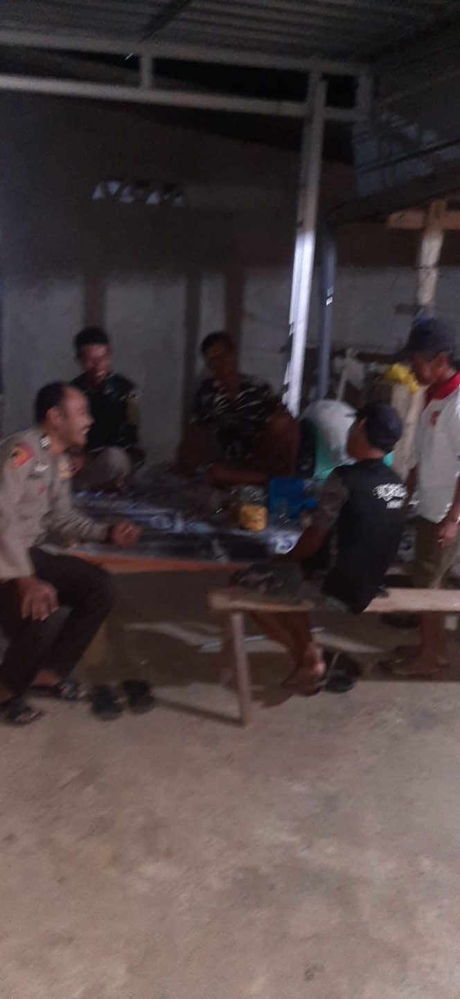 
 Perkuat Sinergitas Kamtibmas, Bhabinkamtibmas Polsek Mare Polres Bone Ronda Malam Bersama Warga