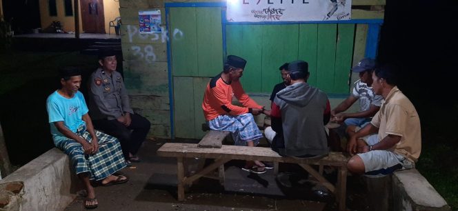 
 Polsek Mare Laksanakan Patroli Satkamling dan Perkuat Sinergitas dengan Warga