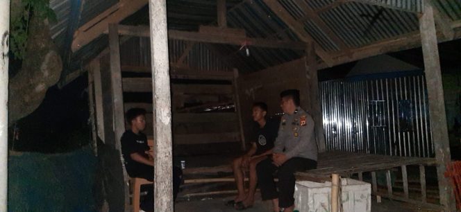 
 Laksanakan Patroli Dialogis, Polsek Mare Polres Bone Ajak Warga Cegah Kejahatan Malam