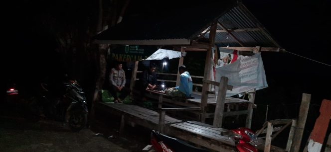 
 Patroli Polsek Mare Sambangi Pos Satkamling, Sampaikan Pesan Kamtibmas