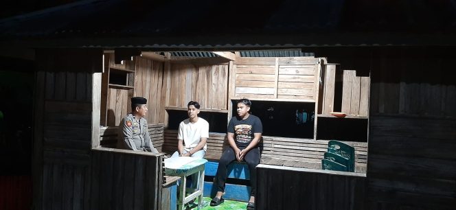 
 Anggota Polsek Mare Sambang dan Berikan Himbauan Kamtibmas kepada Warga