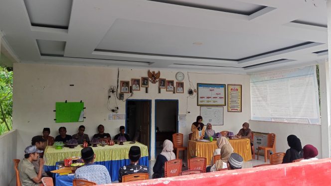 
 Bhabinkamtibmas Polsek Mare Laksanakan Pengamanan Pencabutan Nomor Pilkades Desa Mattirowalie