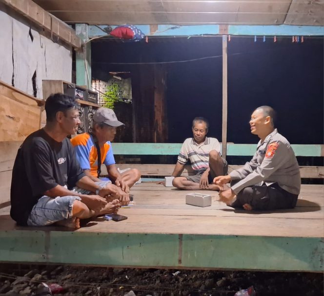 
 Bhabinkamtibmas Polsek Ajangale Sambangi Satkamling dan Sampaikan Pesan Kamtibmas