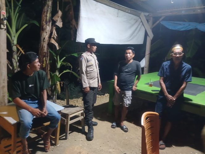 
 ‎Gelar Patroli Di Malam Hari, Personel Polsek Cenrana Berdialog Dengan Warga