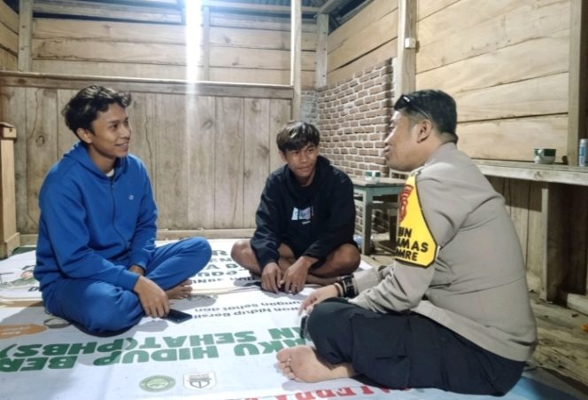 
 Bhabinlamtibmas Polsek Ponre terjun langsung ke masyarakat untuk mendengar aspirasi nya