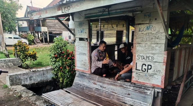 
 ‎Berikan Pembinaan, Bhabinkamtibmas Sambangi Warga Di Pos Satkamling