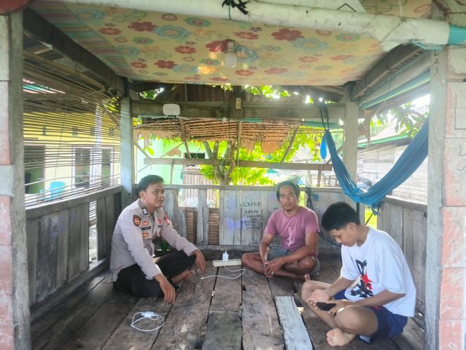 
 ‎Patroli Di Desa Binaannya, Brigpol Samsu Alam Berdialog Dengan Warga