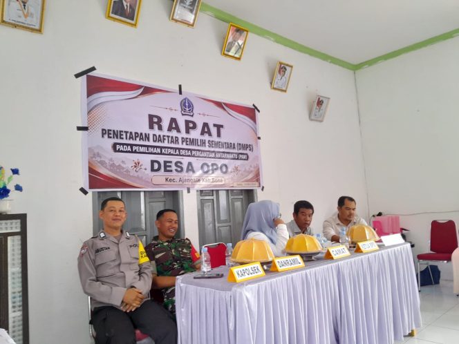 
 Bhabinkamtibmas Polsek Ajangale Hadiri Rapat Penetapan Pemilih Sementara di Desa Opo