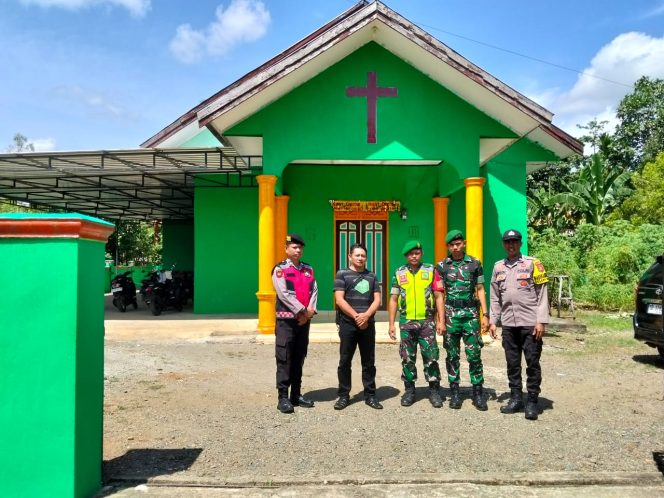 
 Personel Polsek Mare Laksanakan Pengamanan Ibadah Minggu di Gereja Dusun Sanrego Desa Tellongeng