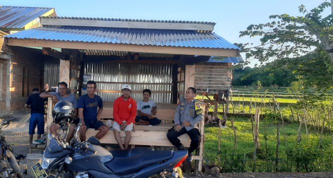 
 Jaga Kondusifitas di Wilayah Hukum, Patroli Polsek Mare Kontrol Satkamling Sampaikan Pesan-Pesan Kamtibmas