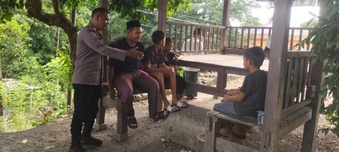 
 Sapa Warga dan Pelihara Kamtibmas, Bhabinkamtibmas Desa Mattampa Walie Polsek Mare Sambangi Pos Satkamling