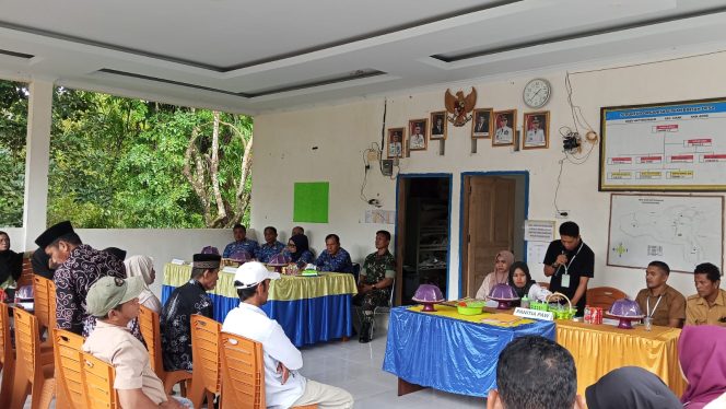 
 Bhabinkamtibmas Desa Mattirowalie dan Kanit Intelkam Polsek Mare Monitoring Rapat Pleno Penetapan DPT Pilkades PAW