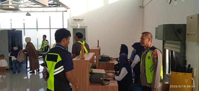 
 Polsek Awangpone Pemantauan Kedatangan dan Penerbangan menuju Balikpapan Pada Senin Pekan Ketiga Mei 2026