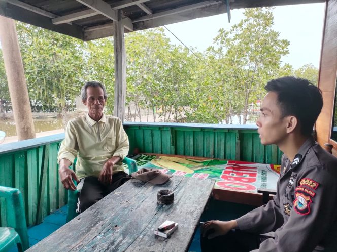 
 ‎Dengan Cara DDS, Bhabinkamtibmas Polsek Cenrana Berikan Imbauan Dan Dengarkan Keluhan Warga