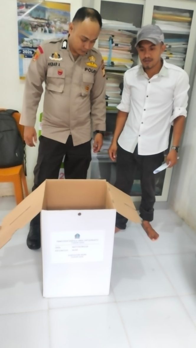 
 Bhabinkamtibmas Desa Mattirowalie Bersama Panitia Pilkades PAW Periksa Kotak Suara yang Baru Tiba