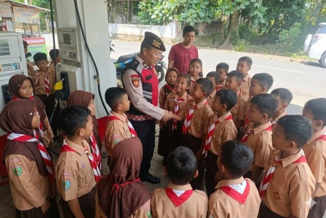 
 ‎Polri Sayang Anak, Ini yang Dilakukan Kanit Sabhara Polsek Palakka Saat Sambangi Salah Satu Sekolah di Wilayah Palakka
