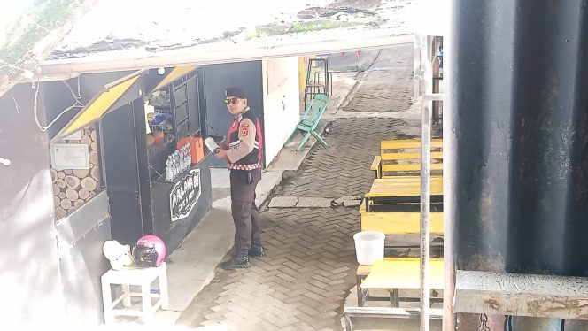 
 Kanit Samapta Polsek Ajangale Patroli dan Pantau Situasi Kamtibmas di Area Warung
