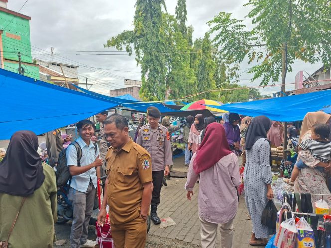 
 Jelang Idul Adha, Polsek Mare Pastikan Stok Bahan Pokok Aman di Pasar