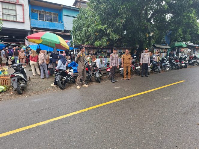 
 Polsek Mare Laksanakan Pengamanan dan Pengaturan Lalu Lintas di Pasar Mare