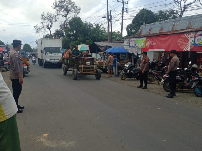 
 Polsek Awangpone Laksanakan Pengamanan dan Pemantauan Harga Sembako di Pasar Paccing Menjelang Idul Adha 1447 H