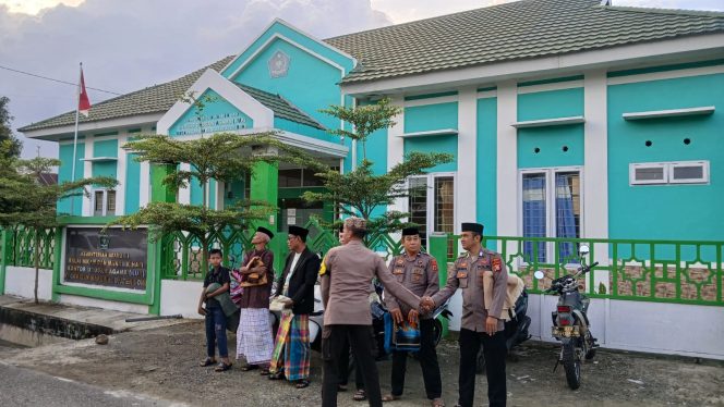 
 Turun Langsung ke Lapangan, Wakapolsek Mare Pastikan Jemaah Idul Adha Beribadah dengan Khusyuk