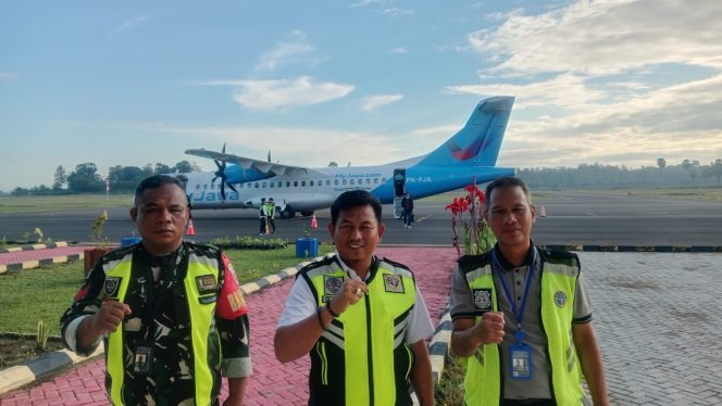 
 Polsek Awangpone Pemantauan Kedatangan dan Keberangkatan Pesawat Menjelang Hari Raya Idul Adha 1447 H