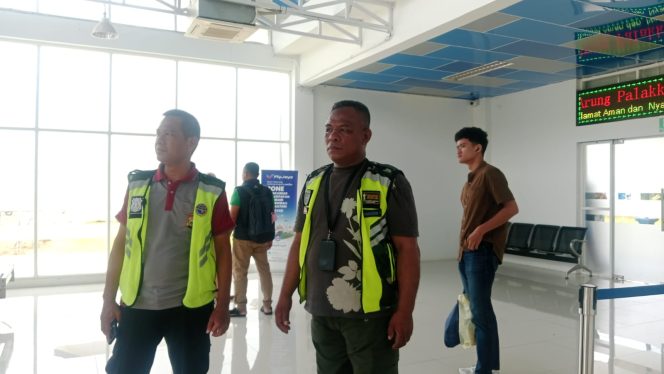 
 Polsek Awangpone Pemantauan di Bandara Arung Palakka dalam Rangka Pengamanan Hari Raya Idul Adha 1447 H