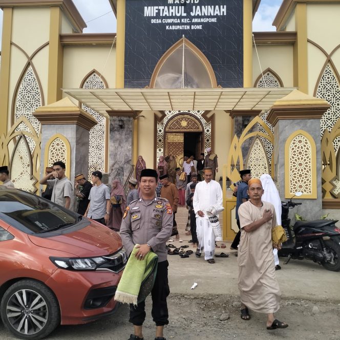 
 Personel Polsek Awangpone Laksanakan Pengamanan Shalat Idul Adha 1447 H di Desa Cumpiga