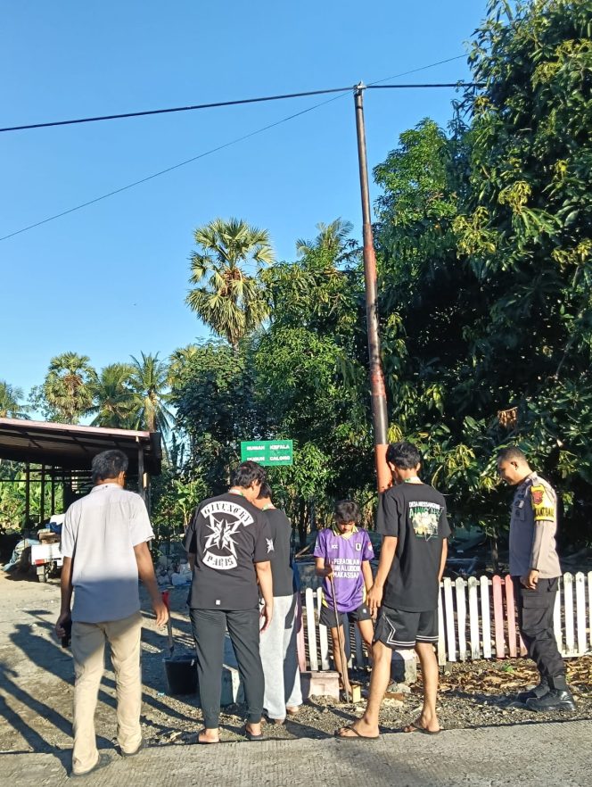 
 Bhabinkamtibmas Sambangi Warga Yang Sedang Bekerja dipinggir Jalan, Sampaikan Pesan Kamtibmas